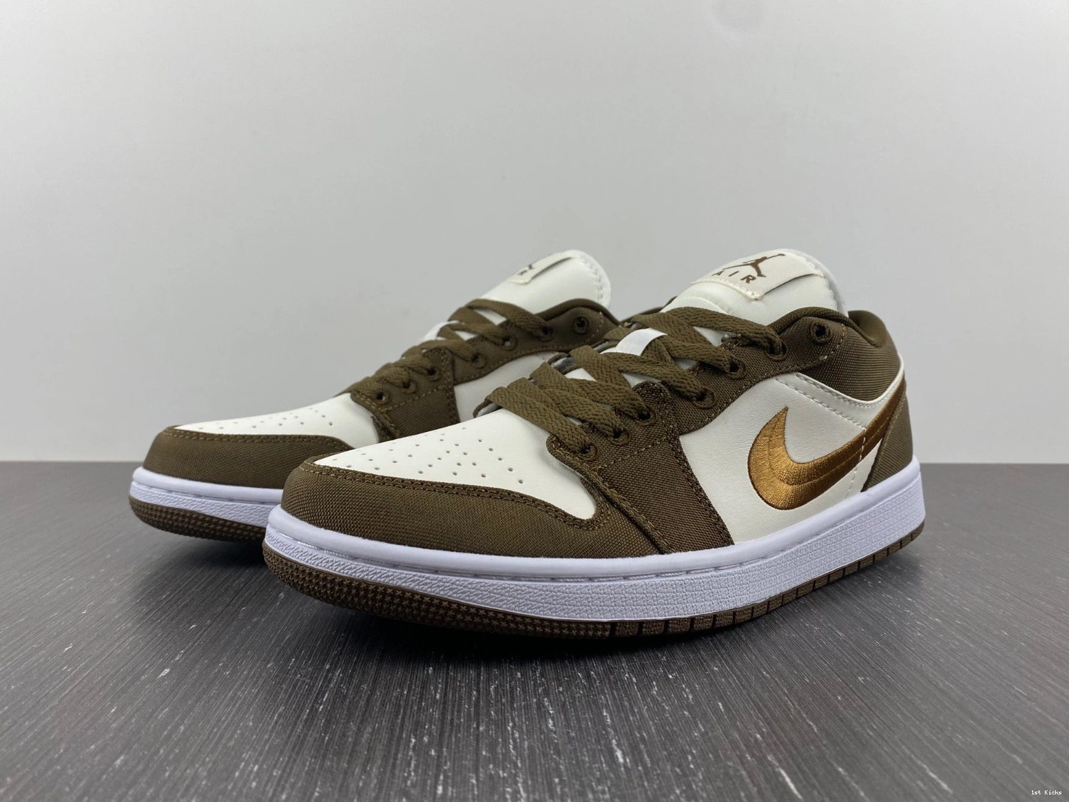 DV0426-301 SE 1 - Light (W) Jordan Olive Low 0328